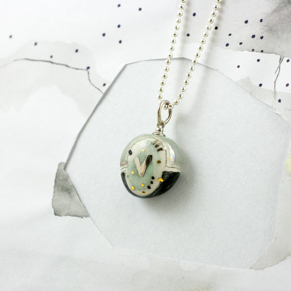 Mažytis keraminis pakabukas su platinine širdele ABSTRACT