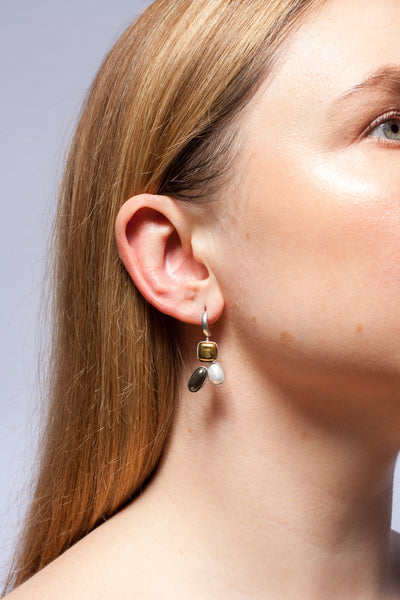 Kabantys auskarai su aukso blizgesiu ir gėlavandeniais perlais