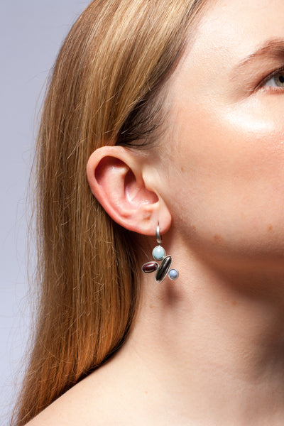 Mėlynų ir violetinių atspalvių burbuliniai kabantys auskarai su platinos blizgesiu