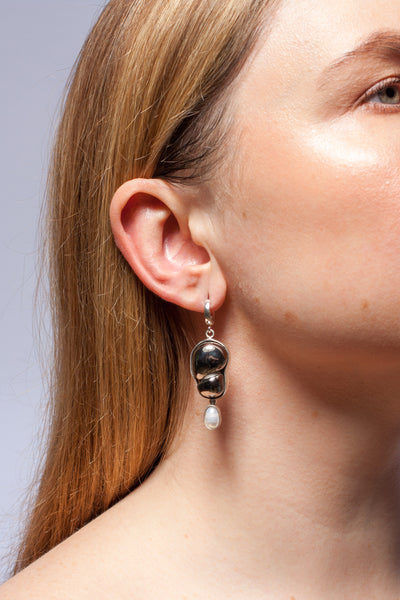 DROPS ilgi kabantys auskarai su gėlavandeniais perlais