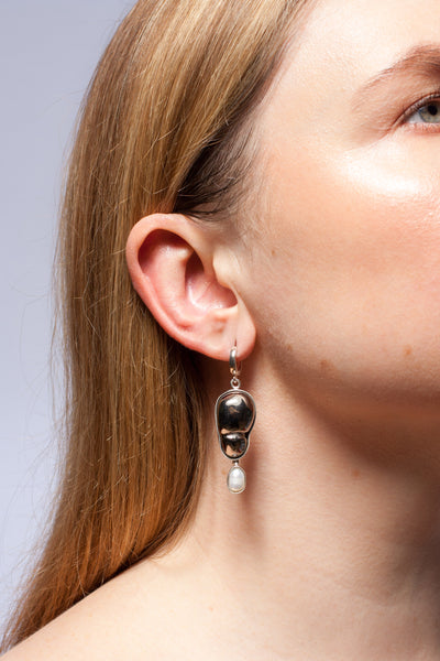 DROPS ilgi kabantys auskarai su gėlavandeniais perlais