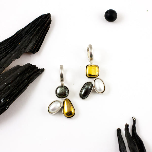 Kabantys auskarai su aukso blizgesiu ir gėlavandeniais perlais