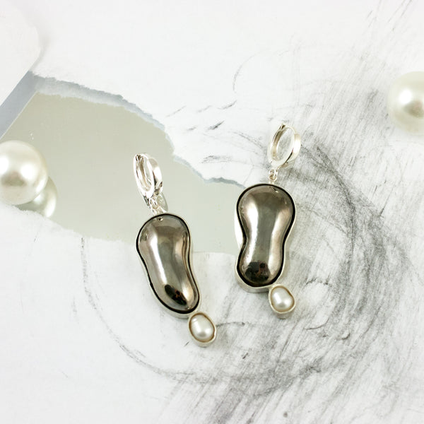 DROPS kabantys auskarai su gėlavandeniais perlais