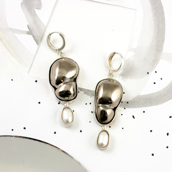 DROPS ilgi kabantys auskarai su gėlavandeniais perlais