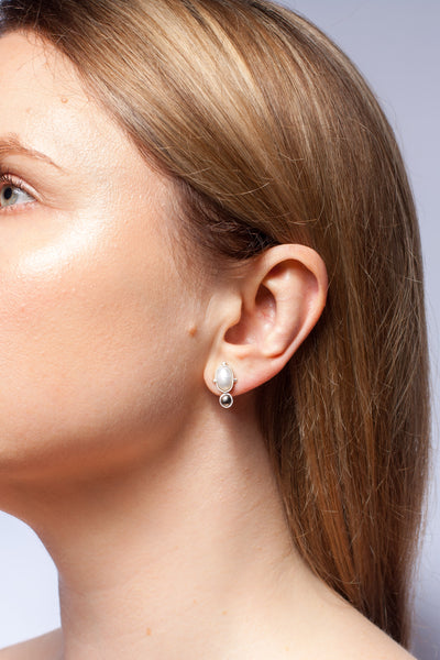 Silver stud earrings with freshwater pearls and ceramic details