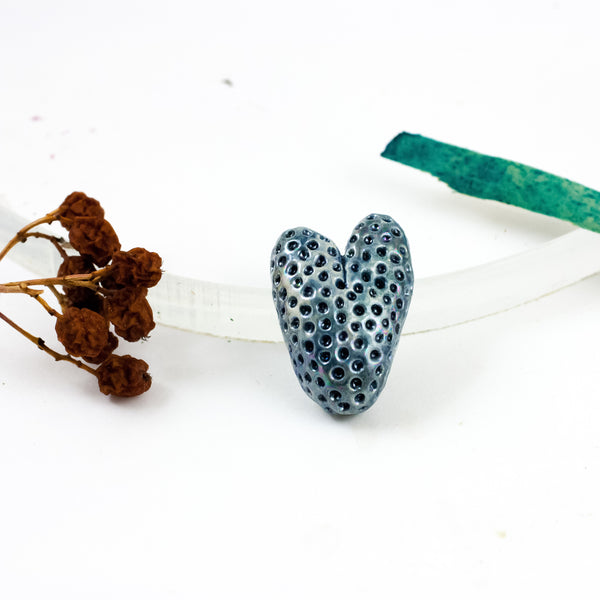 Tumši zila sirds formas broša ar pērļu spīdumu