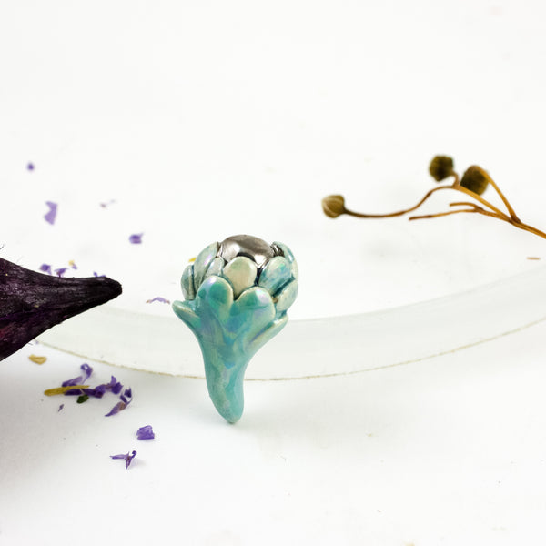 Spilgtas zaļas krāsas ziedu formas keramikas broša ar platīna spīdumu