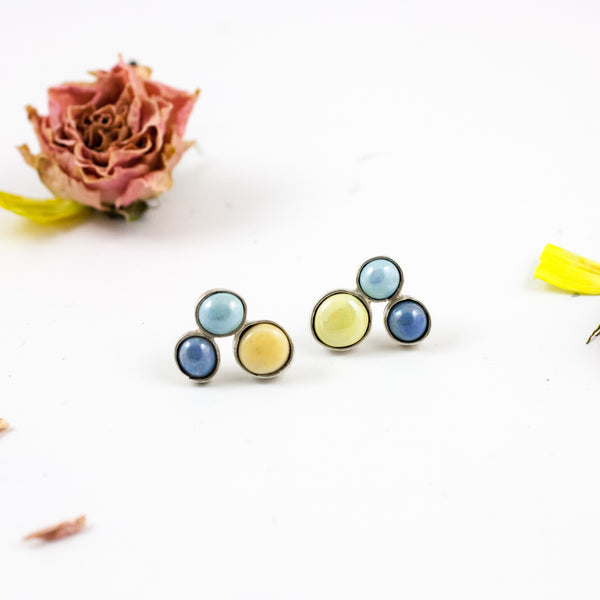 Zilas un sviestgaišas krāsas pērļu spīduma auskari ar burbuļiem