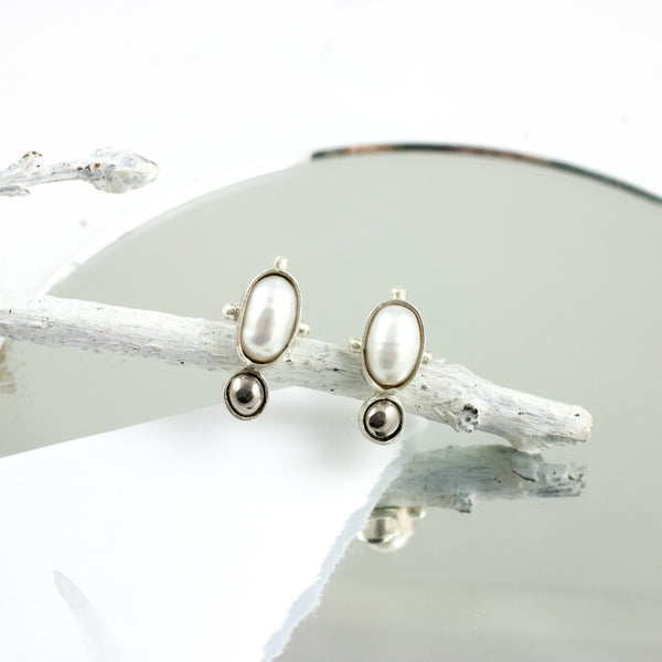 Silver stud earrings with freshwater pearls and ceramic details