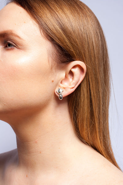 ABSTRACT balti ir juodi auskarai su aukso žvilgesiu