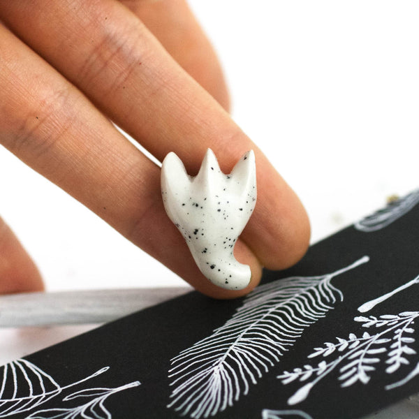 0 White flower brooch with black dots - Aiste Jewelry