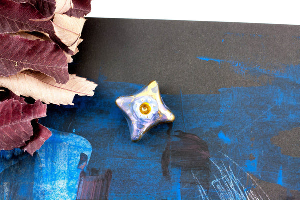 mėlyna sagė su aukso centru