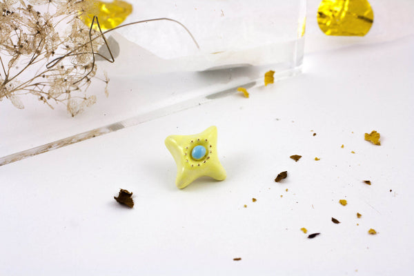 geltona sagė su mėlynu centru ir aukso detalėm