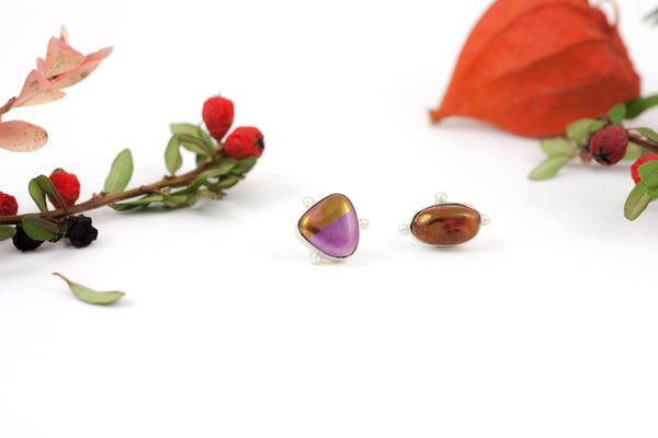 tamsiai raudoni ir violetiniai auskarai