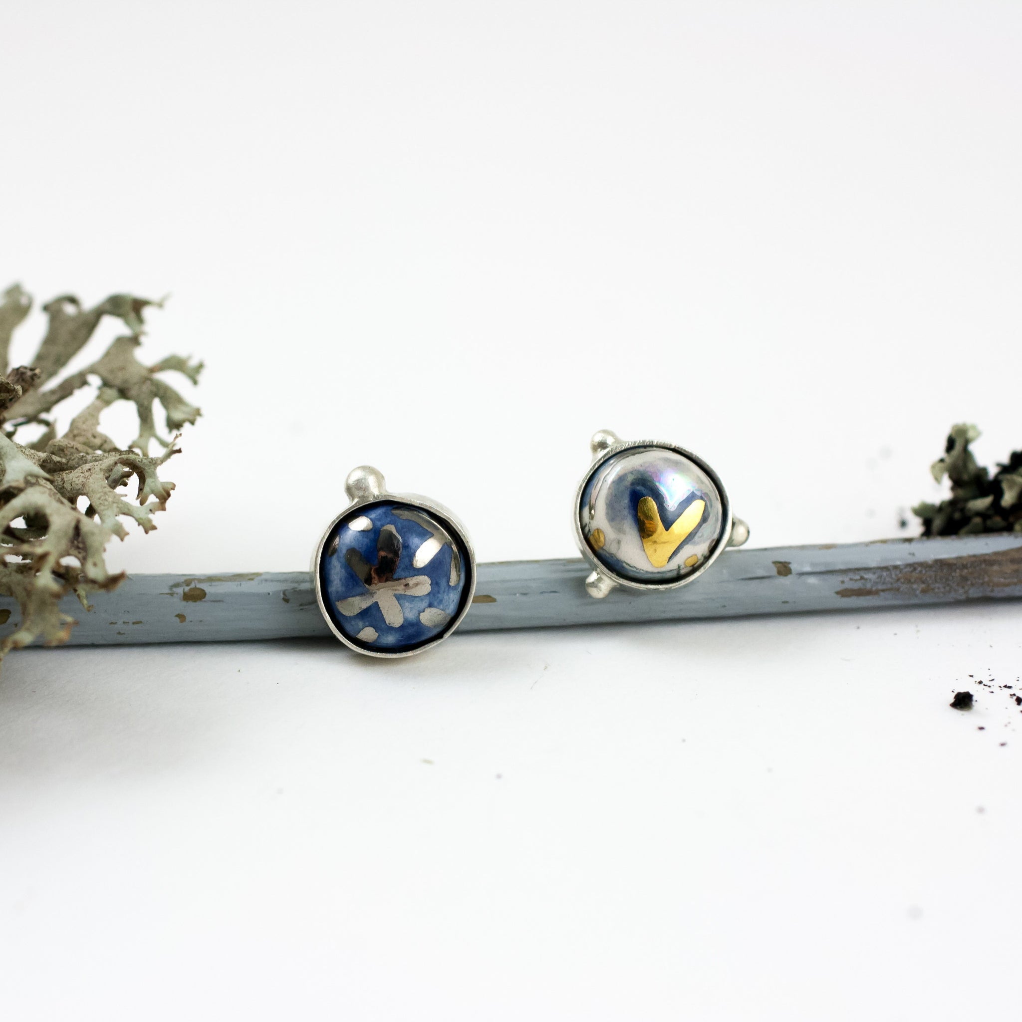 Blue round earrings with platinum and gold luster