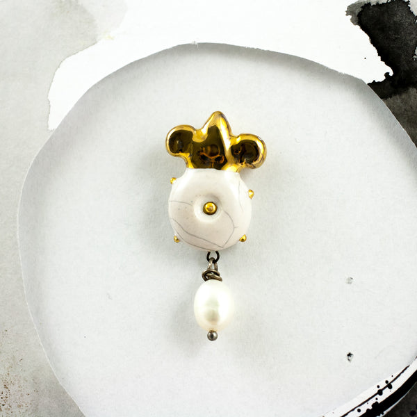 Balta ir aukso spalvos sagė su gėlo vandens perlu