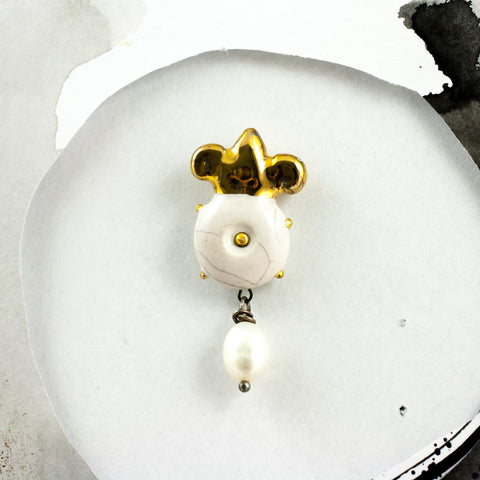 Balta ir aukso spalvos sagė su gėlo vandens perlu