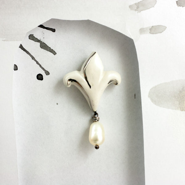 Balta ir platininė spalvos sagė su gėlo vandens perlu