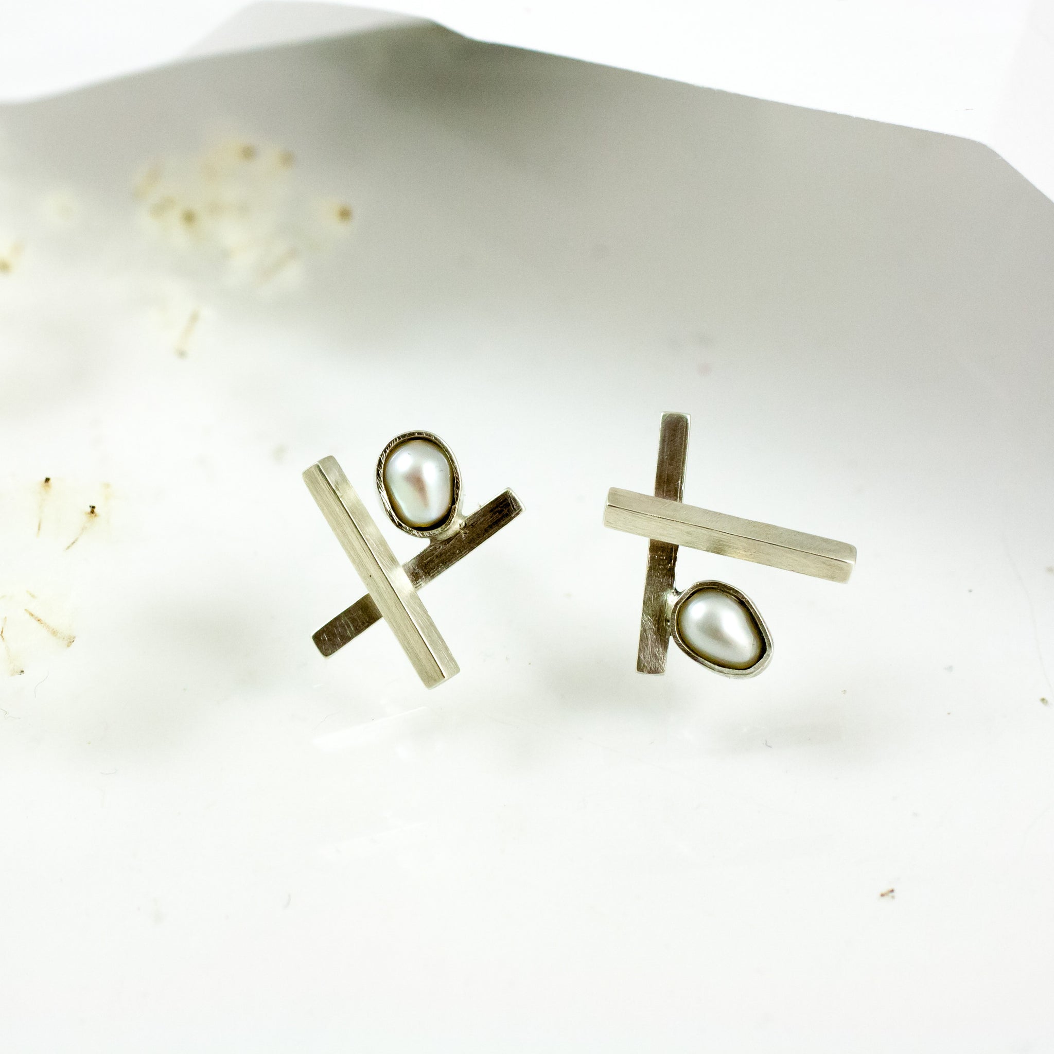 Asimetriški sidabro auskarai su baltais gėlavandeniais perlais