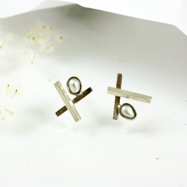 Asimetriški sidabro auskarai su baltais gėlavandeniais perlais