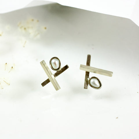 Asimetriški sidabro auskarai su baltais gėlavandeniais perlais