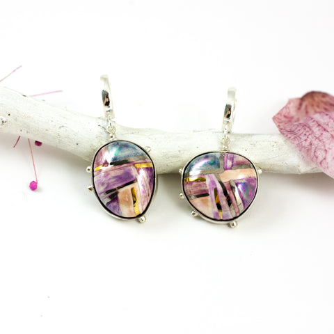 Mėlynos ir violetinės spalvos kabantys auskarai