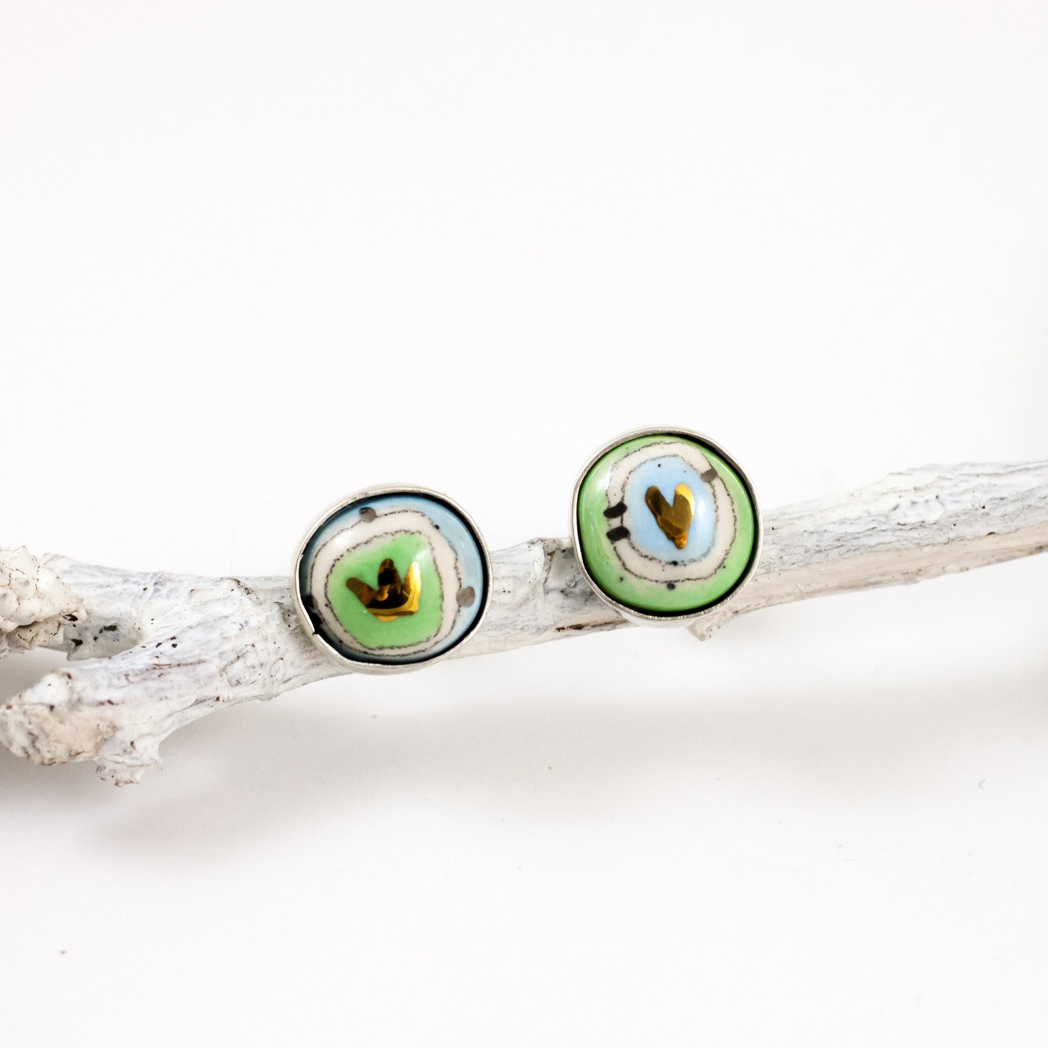 Mėlynos ir žalios spalvos sidabriniai auskarai su aukso blizgesiu