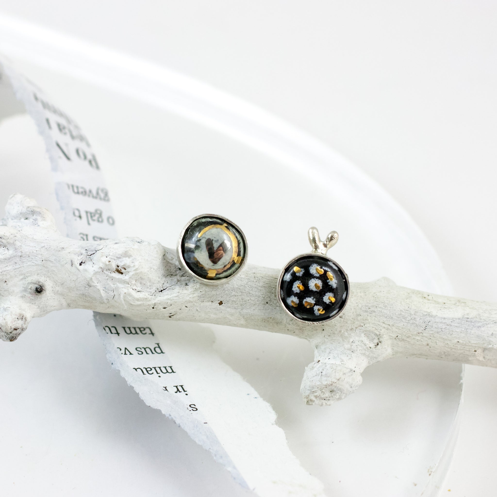 Juodos spalvos ABSTRACT auskarai su piešiniais