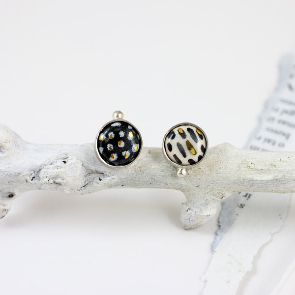 ABSTRACT Balti ir juodi skirtingi mini auskarai