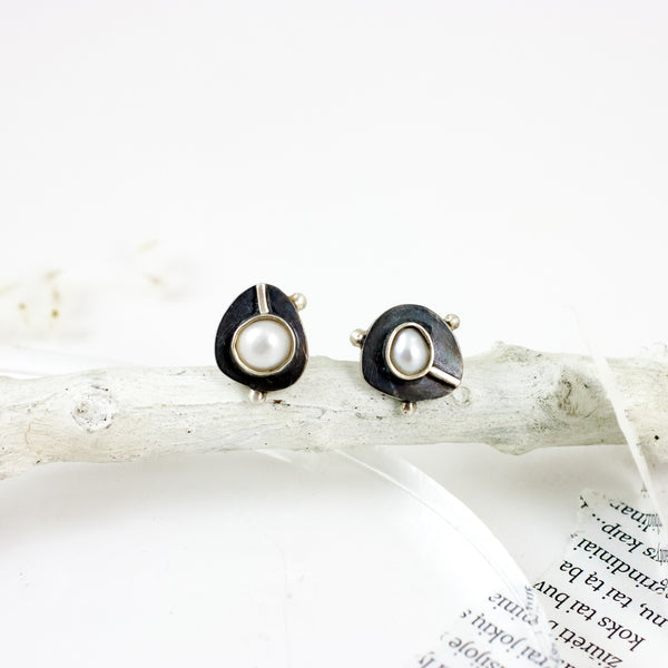 Juodinti sidabro auskarai su gėlo vandens perlais