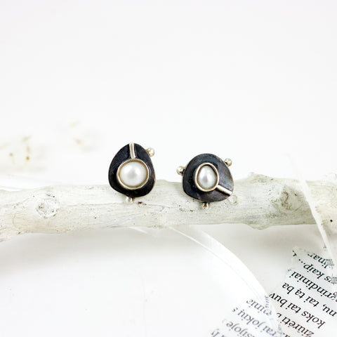 Juodinti sidabro auskarai su gėlo vandens perlais