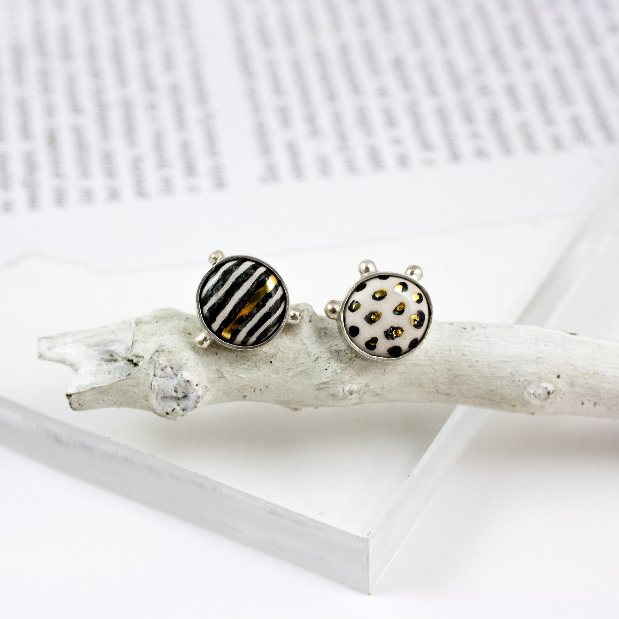 Skirtingi mini auskarai ABSTRACT su juodomis linijomis ir taškeliais