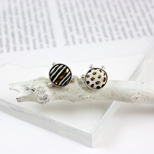 Skirtingi mini auskarai ABSTRACT su juodomis linijomis ir taškeliais