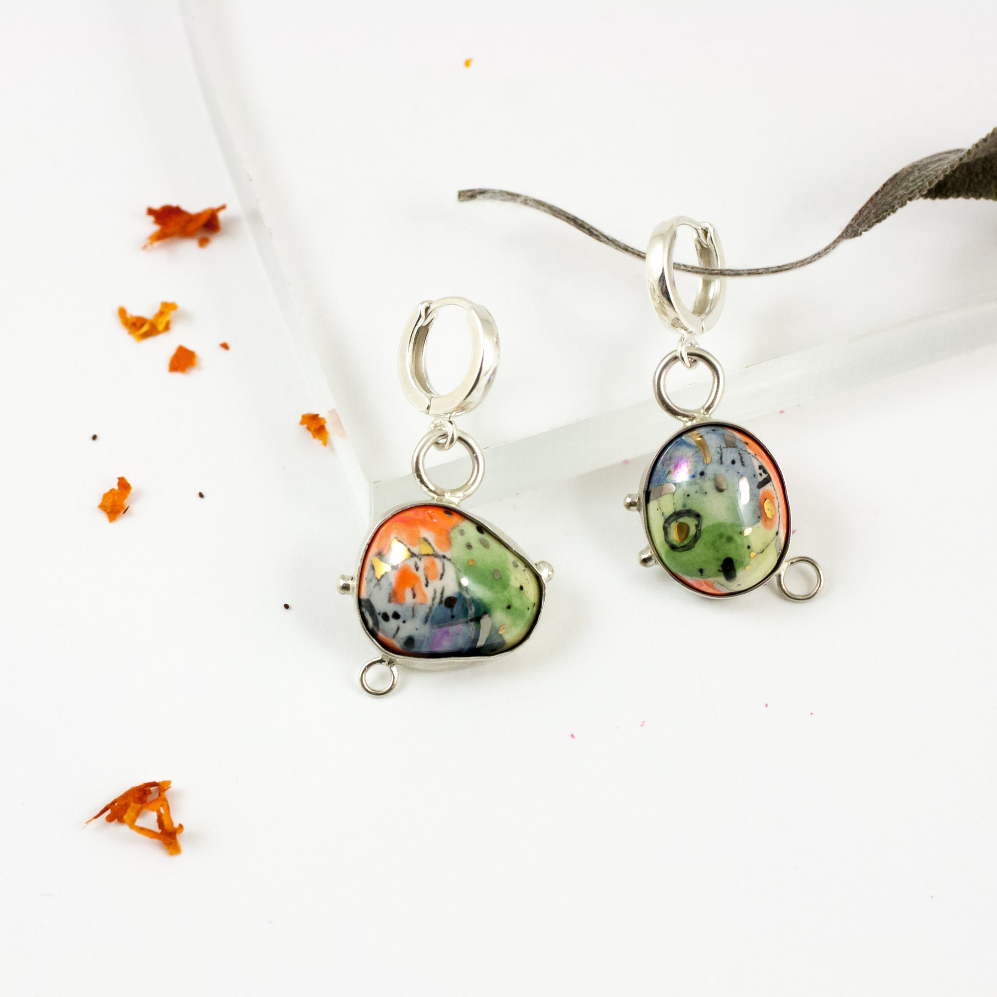 Žalių ir oranžinių atspalvių kabantys auskarai