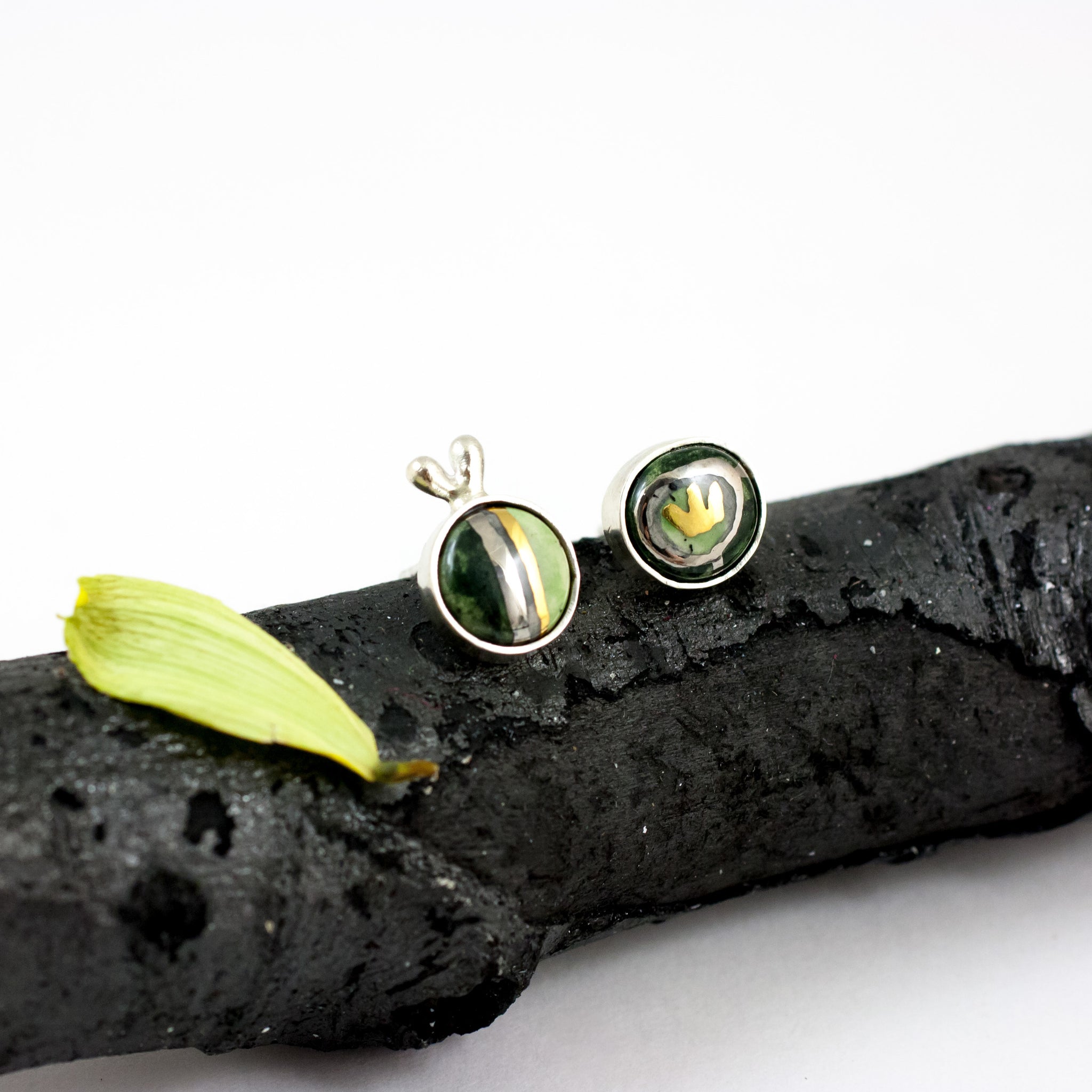 Tamsiai žali auskarai su aukso linijomis