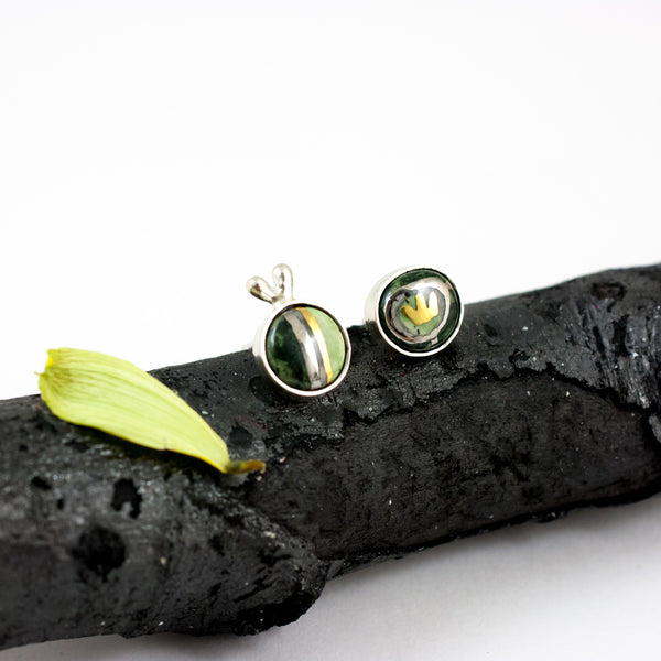 Tamsiai žali auskarai su aukso linijomis