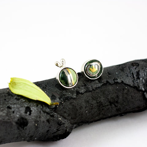 Tamsiai žali auskarai su aukso linijomis