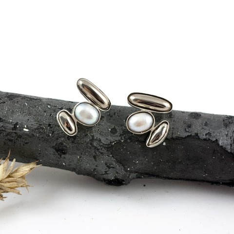 Ovalo formos auskarai su perlais ir platinos blizgesiu