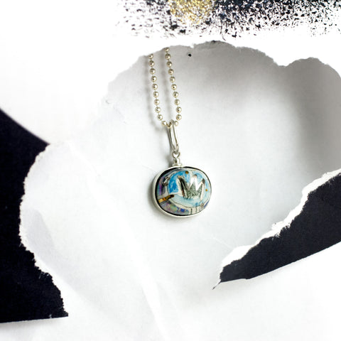 BON BON Blue pendant with a crown