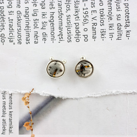 Balti maži ABSTRACT auskarai su aukso linijomis