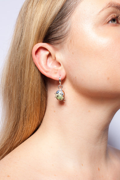 Žalių ir oranžinių atspalvių kabantys auskarai