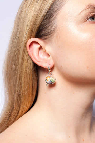 Žalių ir oranžinių atspalvių kabantys auskarai