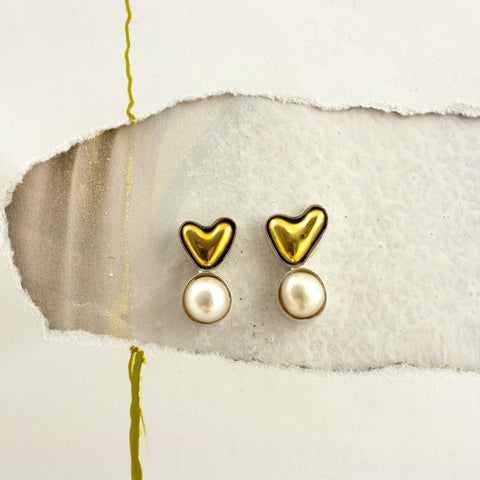 Aukso spalvos širdies formos auskarai su perlais