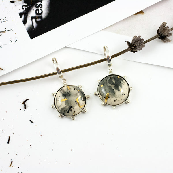 ABSTRACT Grey and white graphic earrings