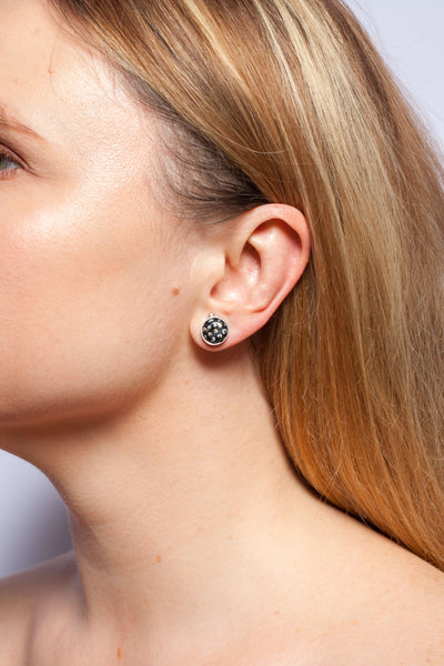 ABSTRACT Balti ir juodi skirtingi mini auskarai