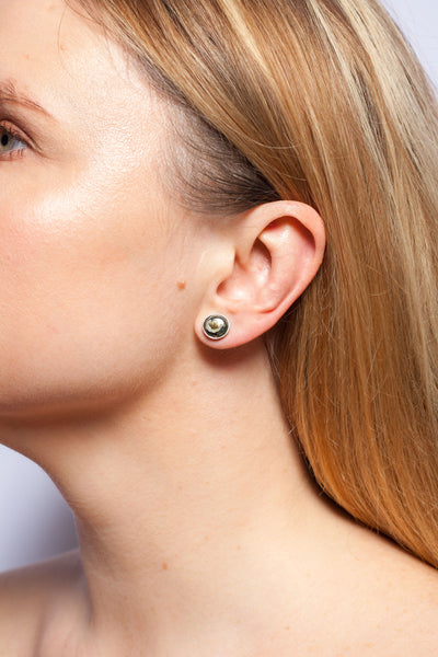 Tamsiai žali auskarai su aukso linijomis