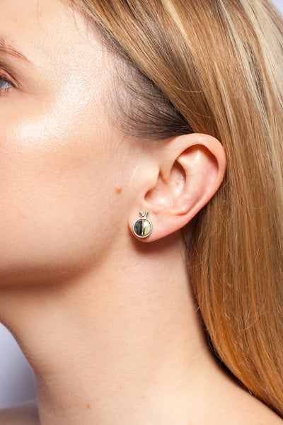 Tamsiai žali auskarai su aukso linijomis