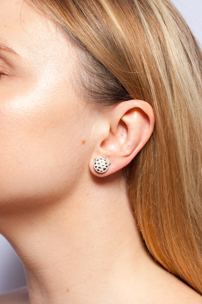 Skirtingi mini auskarai ABSTRACT su juodomis linijomis ir taškeliais