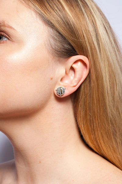 Skirtingi mini auskarai ABSTRACT su juodomis linijomis ir taškeliais