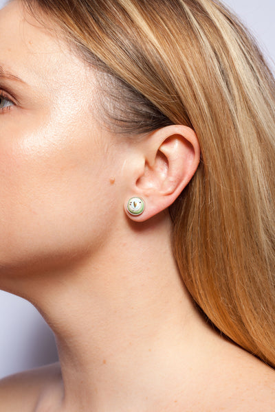 Mėlynos ir žalios spalvos sidabriniai auskarai su aukso blizgesiu